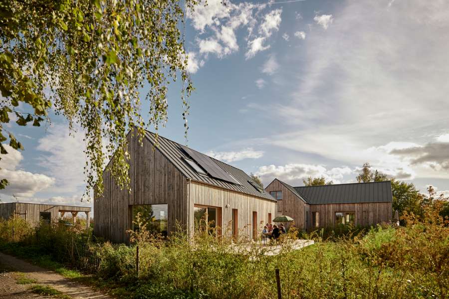 Roen sænker sig under ståltag på idyllisk naturgrund, Fischerstraße 11d, 14778 Päwesin, Tyskland